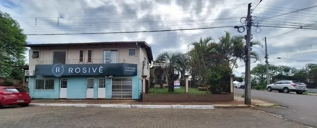 Fachada de uma casa em Lajeado, Brasil, com jardim frontal.