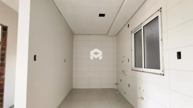 Hall de entrada com paredes brancas e piso cinza.