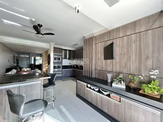 Interior de uma sala de estar e cozinha moderna em um imóvel no Brasil.