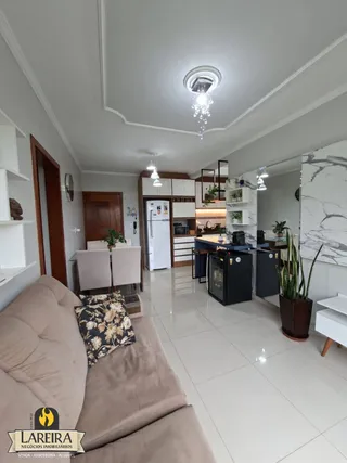 Foto de uma sala de estar com piso de cerâmica e móveis.