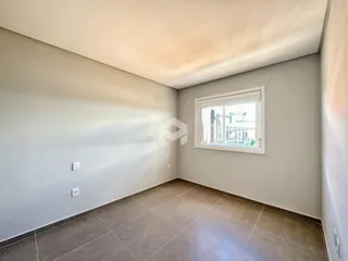 Vista interna de um cômodo com paredes claras e piso de cerâmica.