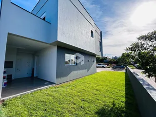 Fachada de uma residência moderna com jardim em Lajeado, Brasil.