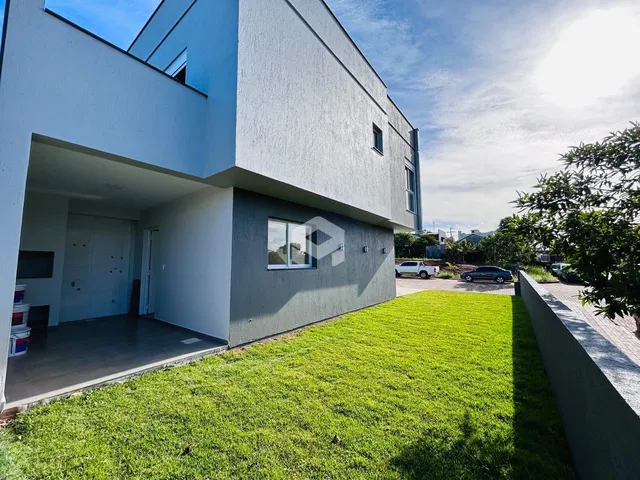 Fachada de uma residência moderna com jardim em Lajeado, Brasil.