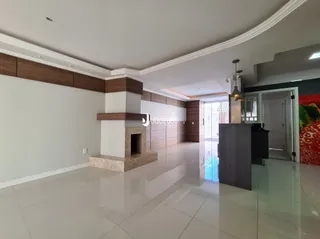 Ambiente interno moderno com piso de porcelanato e detalhes em madeira.