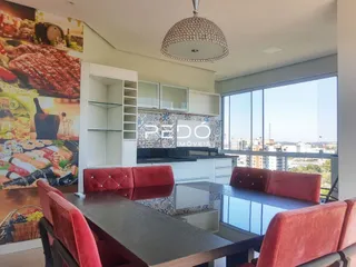 Ambiente de sala de jantar com cozinha moderna em Lajeado.