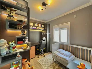 Quarto com decoração de prateleiras e cabeceira de madeira em um imóvel no Brasil.