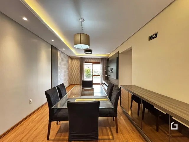 Uma sala de jantar com piso de madeira e móveis modernos.