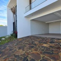 Foto da área externa com piso de pedra na propriedade em Lajeado.
