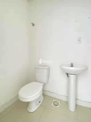 Foto de um vaso sanitário branco em um ambiente interno.