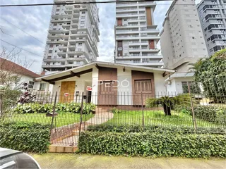 Vista da fachada de uma residência com cerca e jardim em Lajeado, Brasil.
