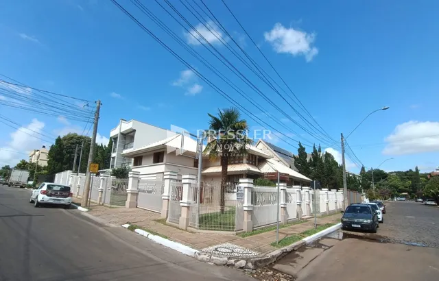 Fachada de uma residência em Lajeado, Brasil, com cerca e muro.