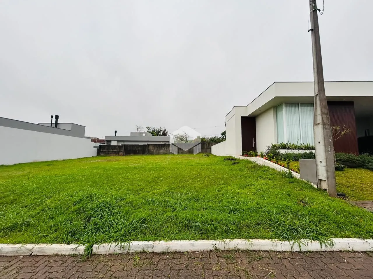 Fachada de uma residência com jardim gramado em Lajeado, Brasil.