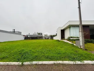 Fachada de uma residência com jardim gramado em Lajeado, Brasil.