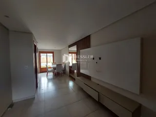 Hall de entrada com piso de cerâmica e paredes brancas em um imóvel.