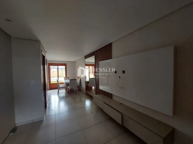 Hall de entrada com piso de cerâmica e paredes brancas em um imóvel.