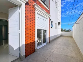 Fachada de um imóvel em Lajeado, Brasil, mostrando a entrada e o pátio externo.