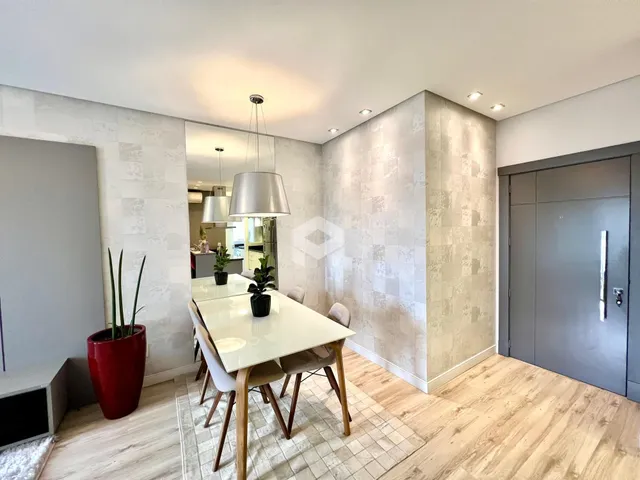 Ambiente interno com mesa de jantar e parede texturizada em um imóvel.