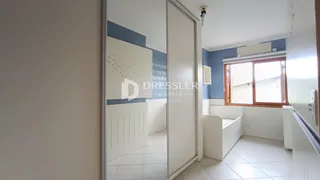 Hall de entrada com piso de cerâmica branca e paredes em tom azul claro.