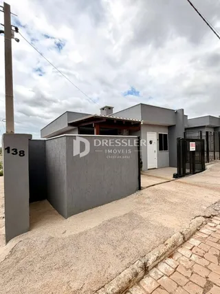 Fachada de uma propriedade em Lajeado, Brasil, com muro e portão.