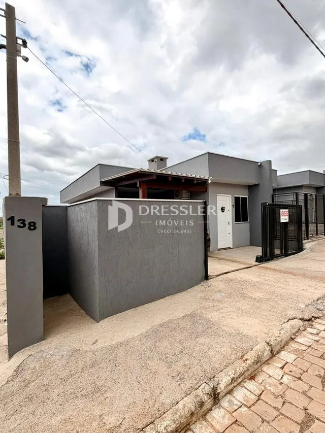 Fachada de uma propriedade em Lajeado, Brasil, com muro e portão.