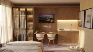 Quarto com armário e área de trabalho em madeira.