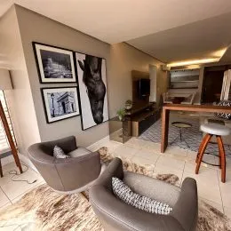 Foto de uma sala de estar com sofá e tapete em um imóvel.