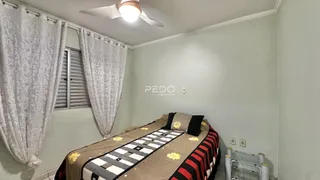 Quarto com cama e janela decorada.