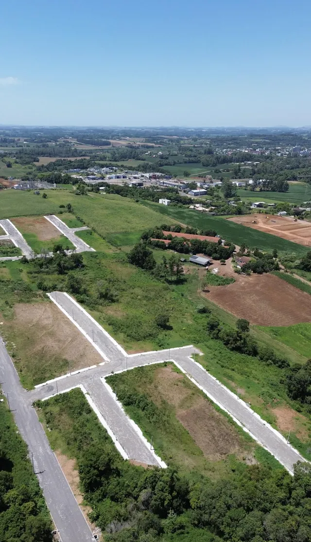 Vista aérea de uma área rural com campos e estradas no interior de Lajeado.
