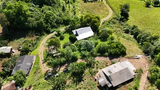 Vista aérea de uma propriedade rural em Lajeado, Brasil, mostrando casas e área verde.