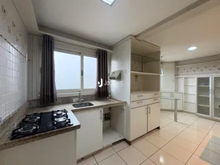 Cozinha com bancada e janela.