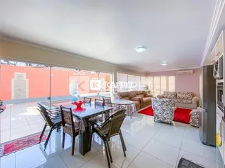 Uma sala de jantar com mesa e cadeiras em um imóvel em Lajeado.