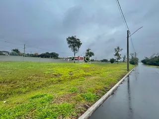 Vista externa de um terreno gramado ao lado de uma estrada.