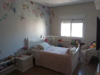 Quarto com cama de madeira e decoração floral na sala.