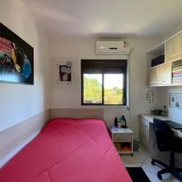 Um quarto com cama e janela é mostrado na propriedade.
