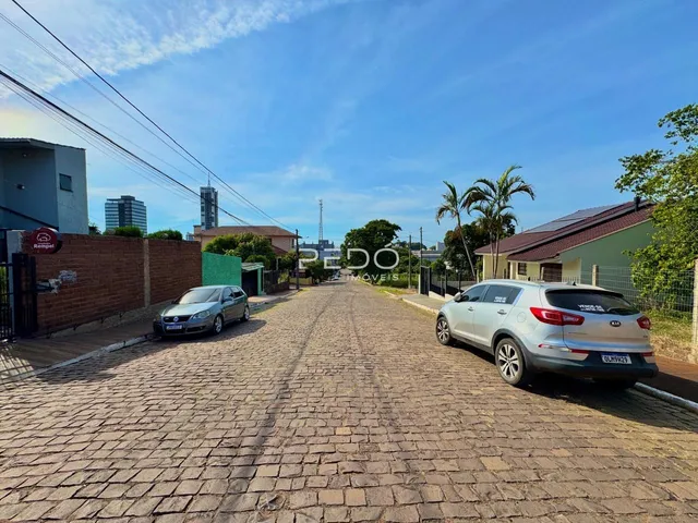 Vista da rua pavimentada em uma área residencial de Lajeado, Brasil.