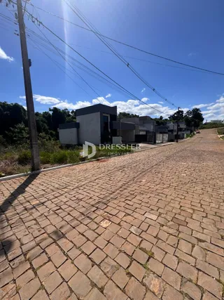 Vista da fachada de um imóvel em Lajeado, Brasil, com pavimento de tijolos.