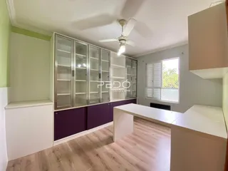 A sala apresenta armários e piso de madeira clara em um imóvel no Brasil.