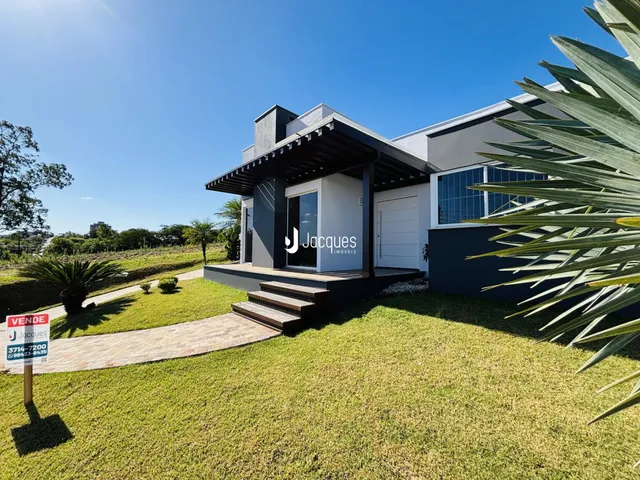 Fachada de uma casa moderna com jardim gramado em Lajeado, Brasil.