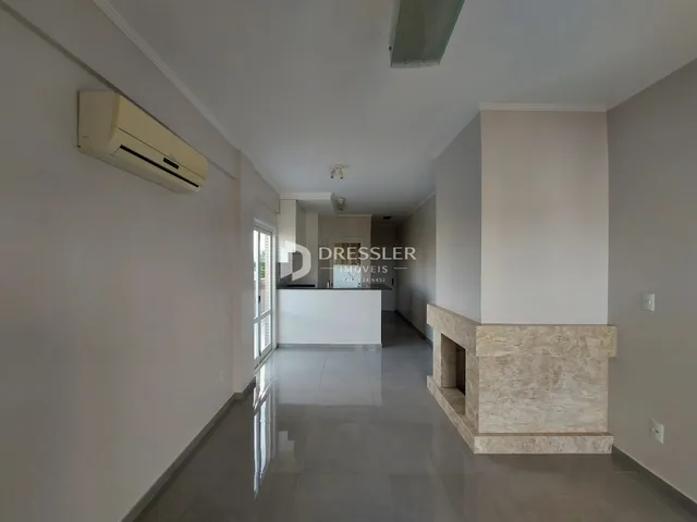Hall de entrada com piso claro e paredes brancas em imóvel no Brasil.