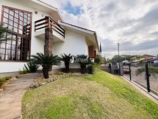 Fachada de uma casa em Lajeado, Brasil, com jardim frontal e varanda.