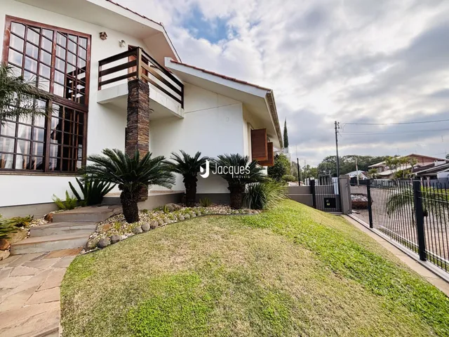 Fachada de uma casa em Lajeado, Brasil, com jardim frontal e varanda.