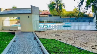Fachada de uma propriedade com cerca e jardim em Lajeado.