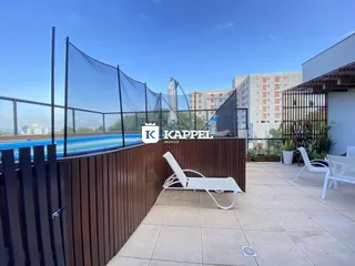 Foto da área externa com piscina e deck de uma propriedade em Lajeado.