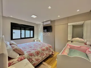 Quarto com cama e janela em um apartamento.