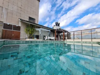 Vista da fachada de uma residência com piscina.
