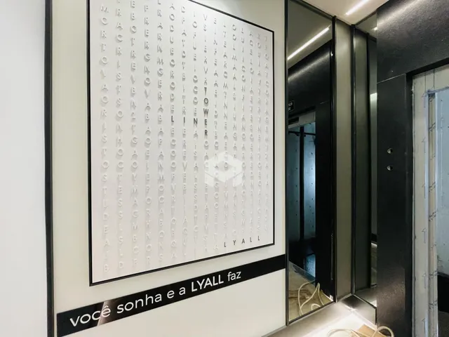 Parede com arte e porta de entrada em um imóvel no Brasil.