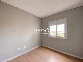 Foto de um cômodo interno com paredes cinzas e piso de madeira.