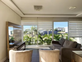 Sala de estar com vista para a vegetação externa.