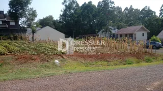 Vista externa de uma residência em Lajeado, Brasil, com vegetação ao redor.