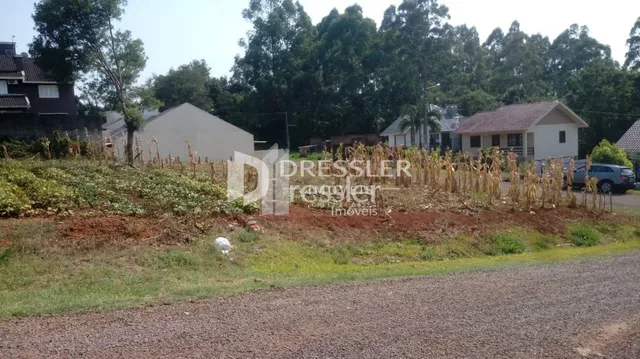 Vista externa de uma residência em Lajeado, Brasil, com vegetação ao redor.